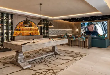 Casa Cascais na sprzedaż – przestronny salon z dużymi przeszkleniami i widokiem na ogród oraz basen