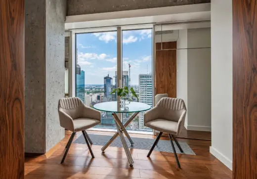 Sprzedaż apartamentu Złota 44 – kameralna jadalnia z panoramicznym widokiem na Warszawę