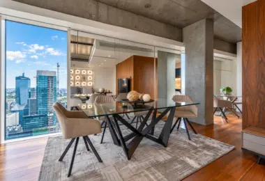 Sprzedaż apartamentu Złota 44 – elegancka jadalnia z panoramicznym widokiem na Warszawę