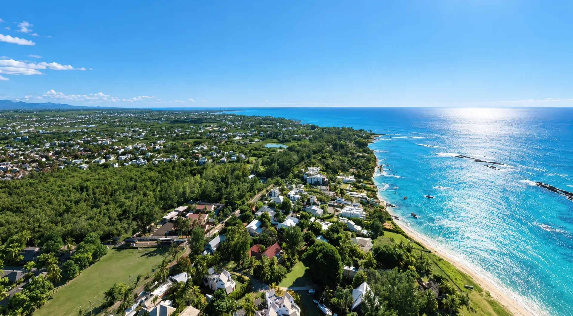 Willa na sprzedaż w Cap Malheureux – widok z lotu ptaka na tropikalne wybrzeże Mauritiusa i Ocean Indyjski