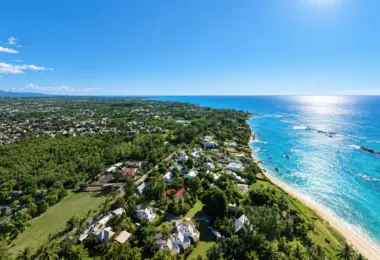 Willa na sprzedaż w Cap Malheureux – widok z lotu ptaka na tropikalne wybrzeże Mauritiusa i Ocean Indyjski
