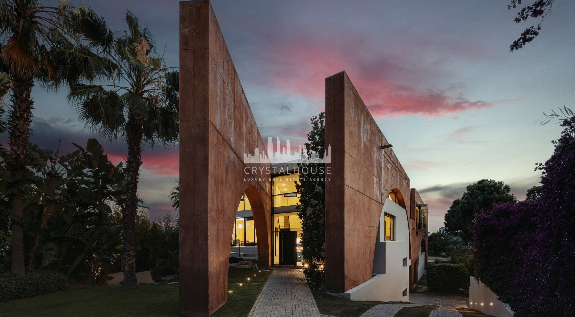 Ten niesamowity dom z 8 sypialniami o progresywnej koncepcji jest na sprzedaż w spektakularnej La Reserva de Alcuzcuz, Benahavis, w fałdach zbocza między San Pedro a podnóżem Serranía de Ronda. To bezpieczne, ogrodzone osiedle z wejściem przez punkt kontr
