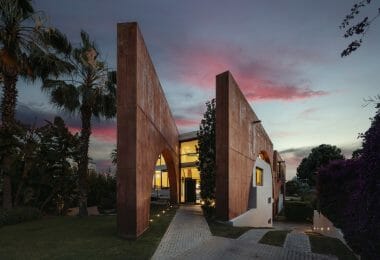 Ten niesamowity dom z 8 sypialniami o progresywnej koncepcji jest na sprzedaż w spektakularnej La Reserva de Alcuzcuz, Benahavis, w fałdach zbocza między San Pedro a podnóżem Serranía de Ronda. To bezpieczne, ogrodzone osiedle z wejściem przez punkt kontr