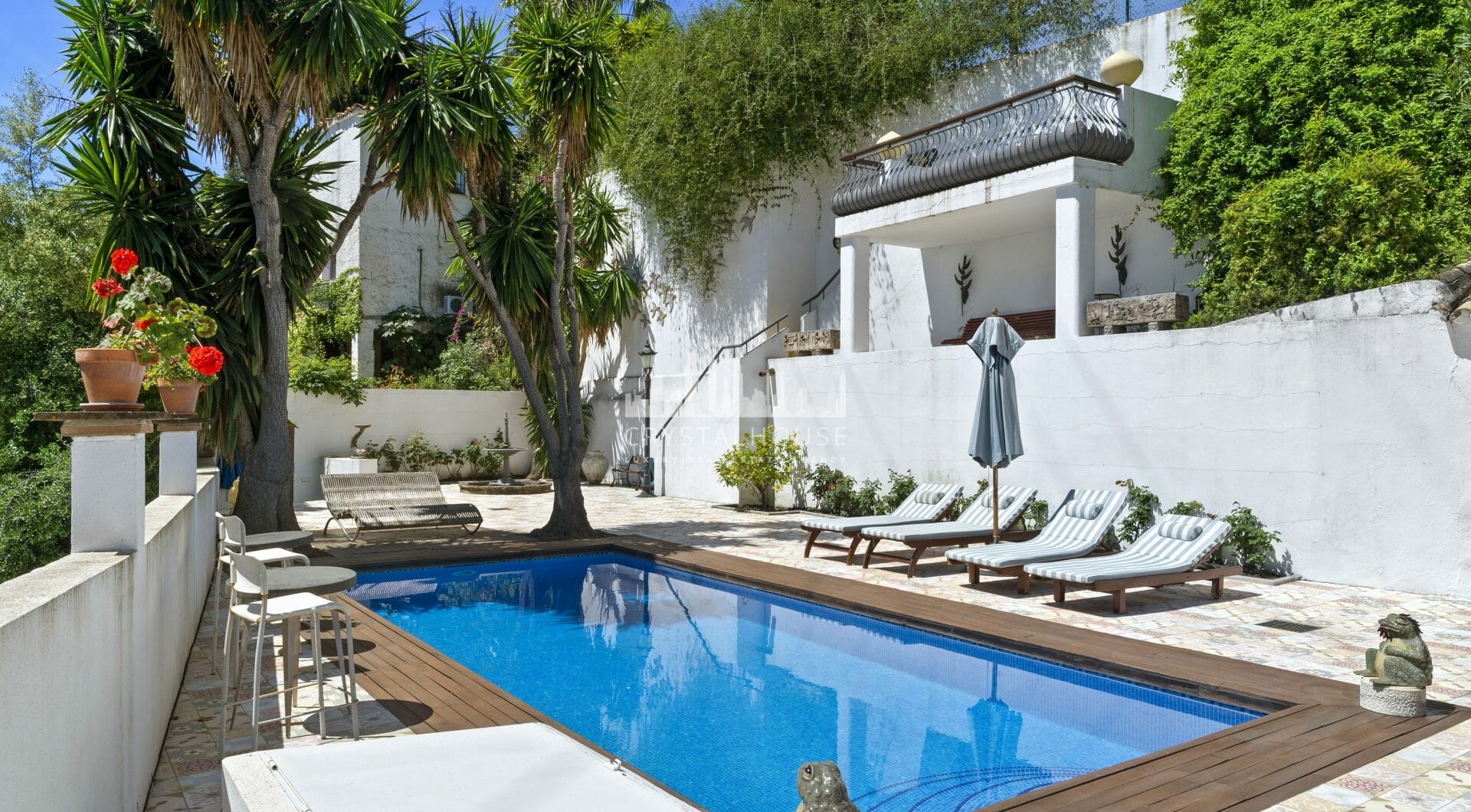 Wyróżniająca się i stylowa, wolnostojąca willa z dużym domem gościnnym, położona w ekskluzywnej urbanizacji Fuente del Espanto przy drodze Ronda, w odległości krótkiej przejażdżki samochodem od udogodnień i plaż San Pedro de Alcántara.