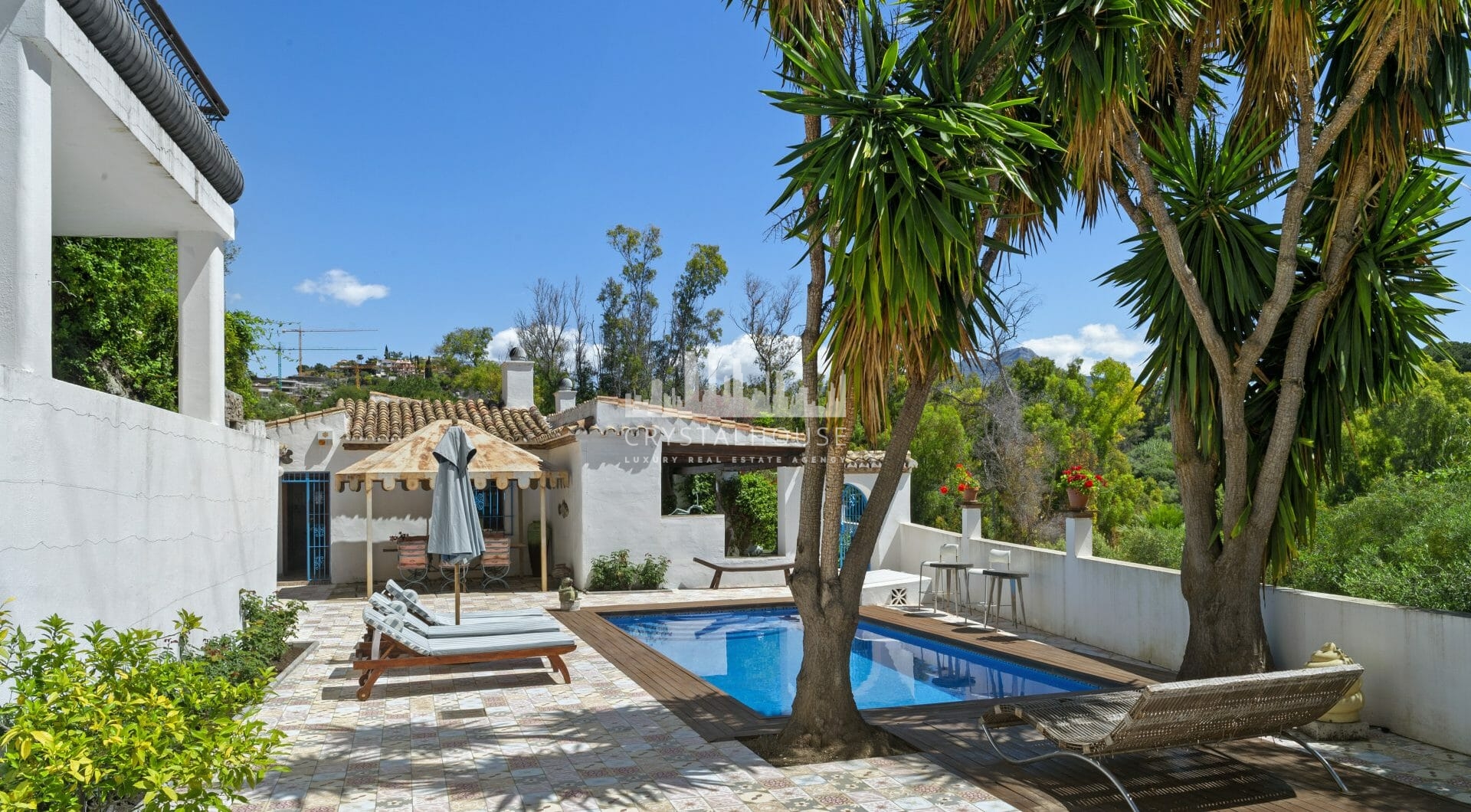 Wyróżniająca się i stylowa, wolnostojąca willa z dużym domem gościnnym, położona w ekskluzywnej urbanizacji Fuente del Espanto przy drodze Ronda, w odległości krótkiej przejażdżki samochodem od udogodnień i plaż San Pedro de Alcántara.