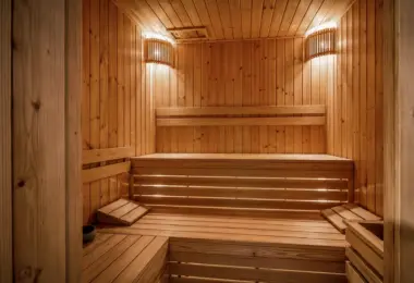 Luksusowa rezydencja w Kampinosie – nowoczesna sauna fińska z drewnianym wykończeniem i nastrojowym oświetleniem