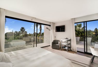 Niewiarygodne pięć sypialni na południe od willi w spokojnym terenie Rocio Nagueles, Marbella
