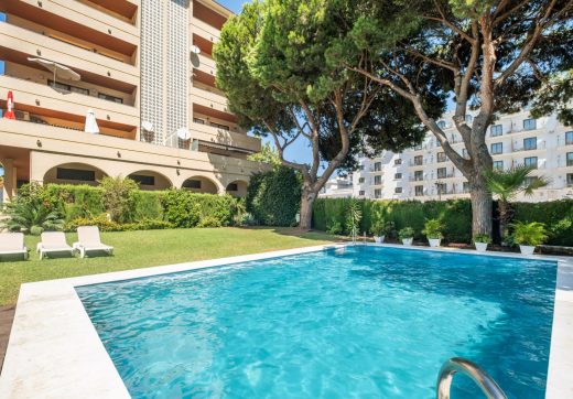 Znajduje się w nim dwie sypialnie, trzecie piętro w spokojnej miejscowości Nueva Andalucia, Marbella