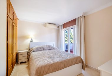 Znajduje się w nim dwie sypialnie, trzecie piętro w spokojnej miejscowości Nueva Andalucia, Marbella