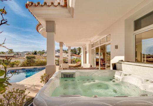 Fantastic four bedroom, na południowy zachód od willi, zlokalizowanej w dzielnicy mieszkalnej Riviera Del Sol z widokiem morza