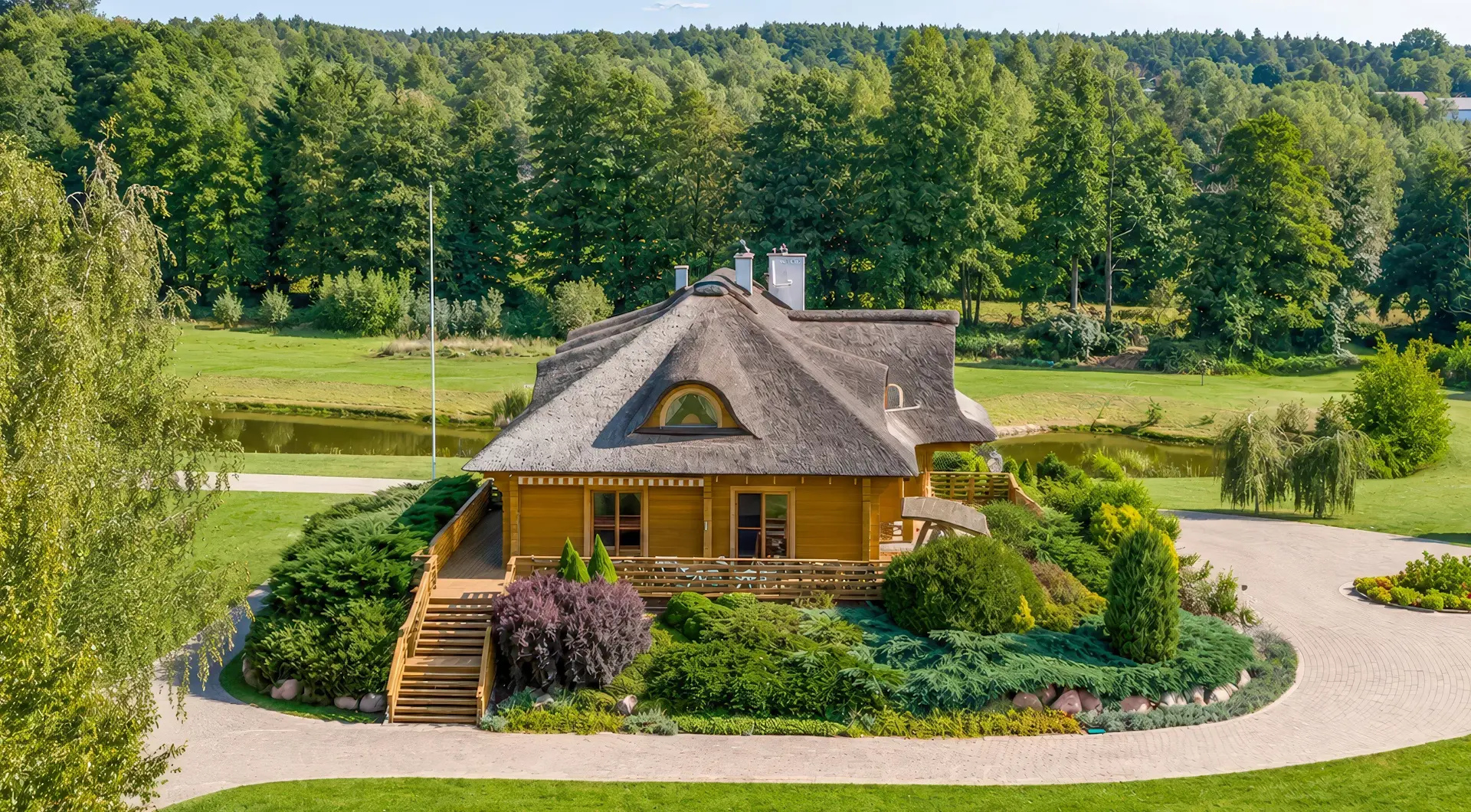 Rezydencja nad Wkrą z widokiem z lotu ptaka