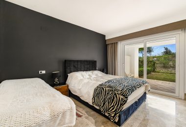 Attractive two bedroom, na południe, naprzeciwko miasta w ufortyfikowanej miejscowości Santa Clara Golf, Marbella Golf