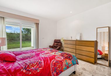 Attractive two bedroom, na południe, naprzeciwko miasta w ufortyfikowanej miejscowości Santa Clara Golf, Marbella Golf