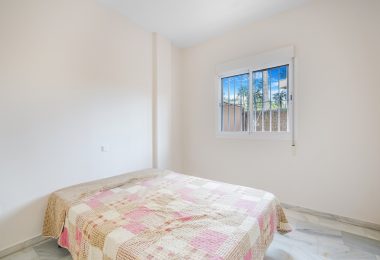 Well zlokalizowano trzy pomieszczenia sypialne, na południe, zwrócone na ziemię, mieszkanie podłogowe w ufortyfikowanej społeczności plażowej. Carib Playa, Marbella, właśc