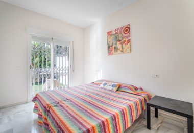 Well zlokalizowano trzy pomieszczenia sypialne, na południe, zwrócone na ziemię, mieszkanie podłogowe w ufortyfikowanej społeczności plażowej. Carib Playa, Marbella, właśc