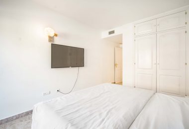 Spacious four bedroom, na południe, naprzeciwko apartamentu w porcie na plaży w San Pedro Alcantara