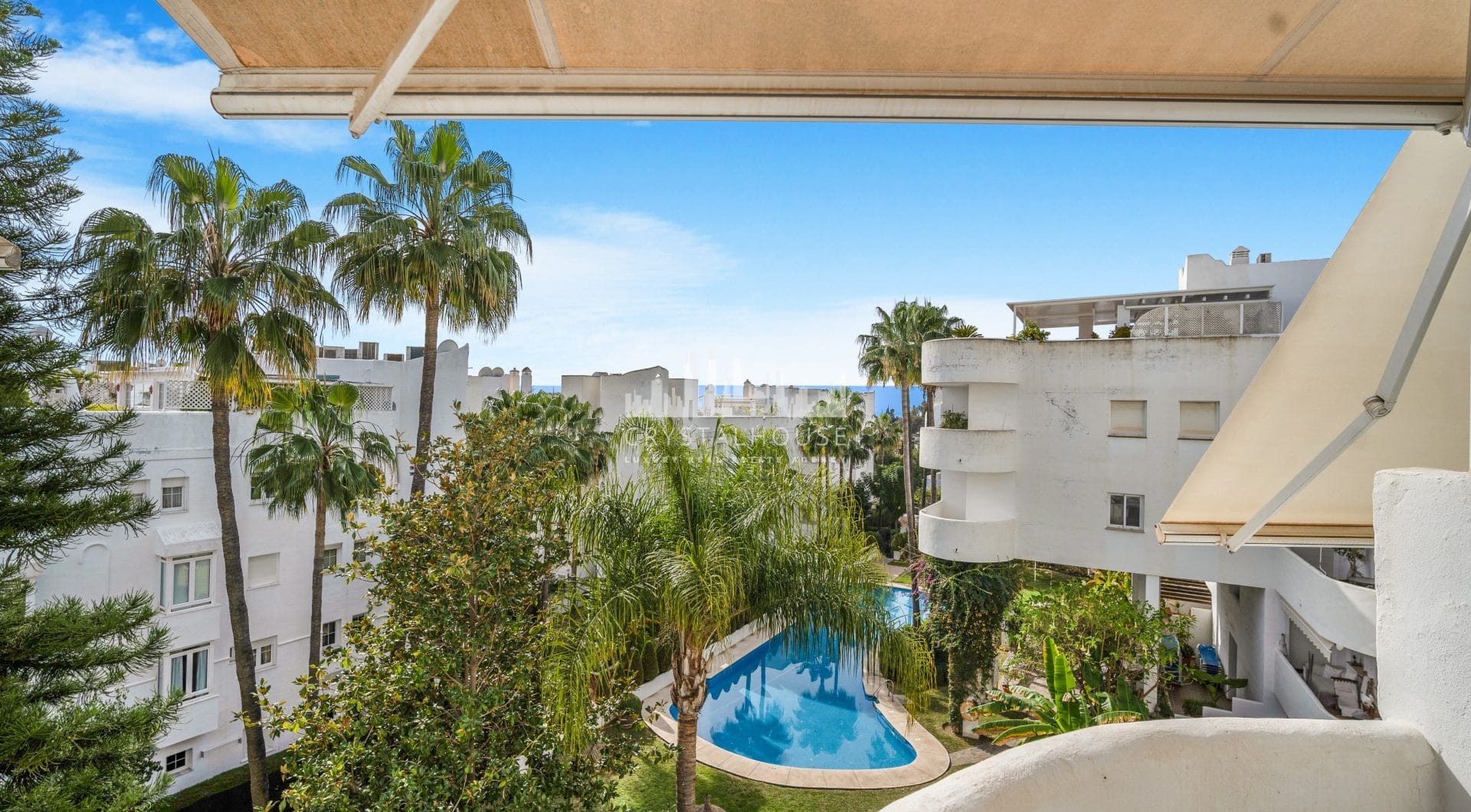 Superb three bedroom, duplex penthouse in the well-known i gated community. Marbella Real z widokami morskimi!