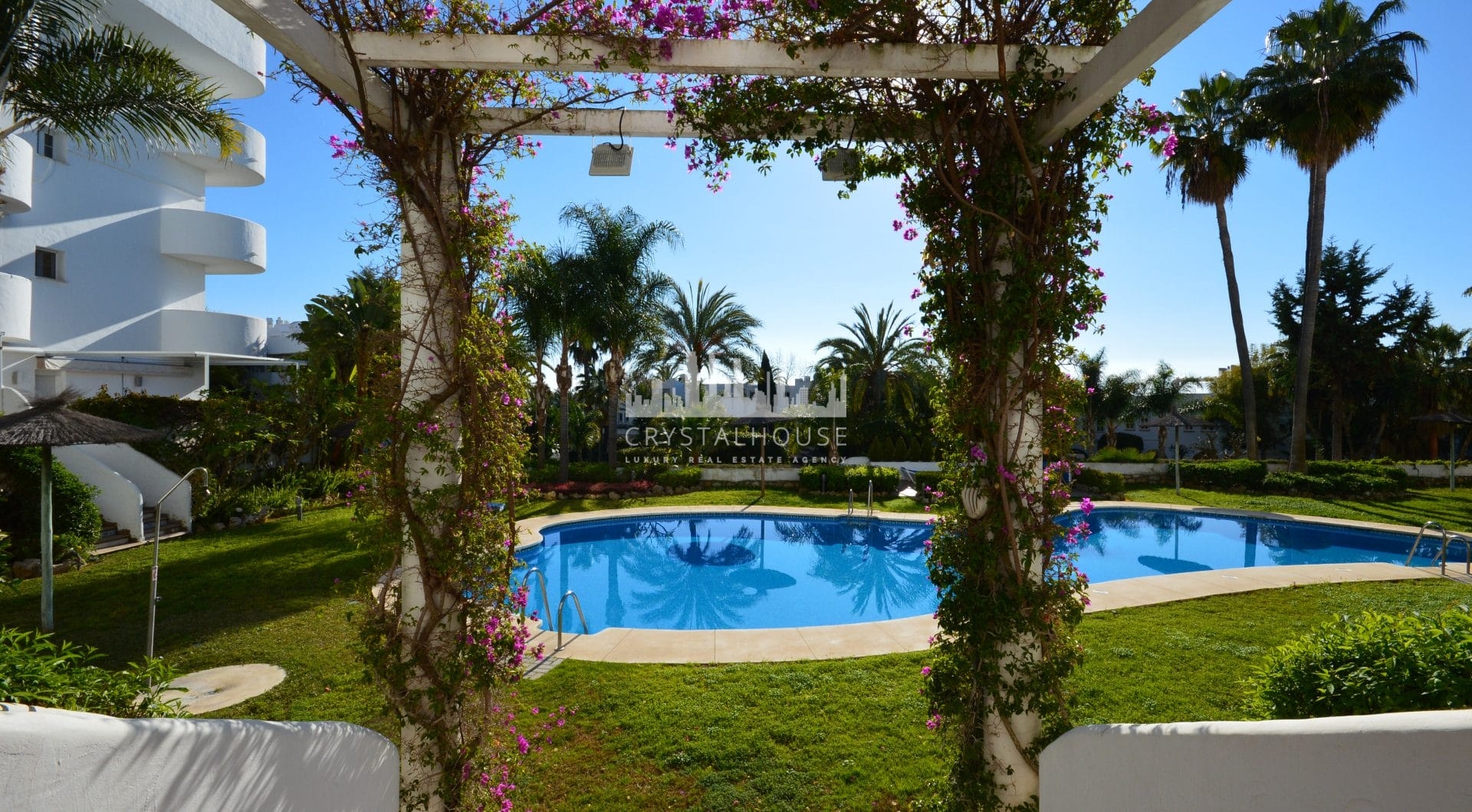 Superb three bedroom, duplex penthouse in the well-known i gated community. Marbella Real z widokami morskimi!