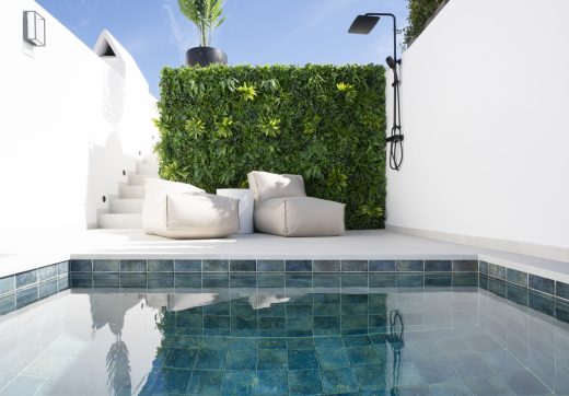 Znaczący, pięciopokojowy dom mieszczący się w Marbellamar, zaledwie 100 metrów od plaży na Marbella – prestiżowy Golden Mile