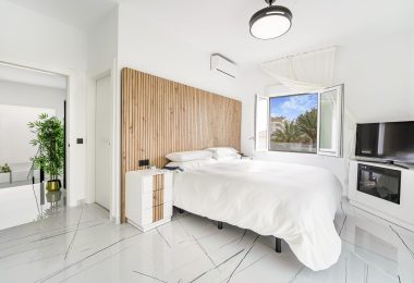 Pięknie odnowiono pięć sypialni na południe, naprzeciw willi znajdującej się w pobliżu plaży w El Faro, Mijas Costa