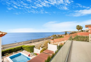 Pięknie odnowiono pięć sypialni na południe, naprzeciw willi znajdującej się w pobliżu plaży w El Faro, Mijas Costa