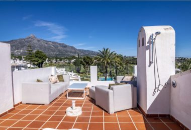 Beautiful two bedroom duplex penthouse, zlokalizowane w ufortyfikowanej miejscowości Los Dragos, Nueva Andalucia