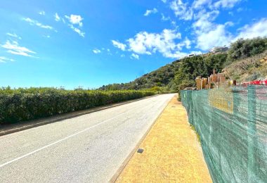 Plot and project for sale in Altos de Los Monteros with a panoramic sea view