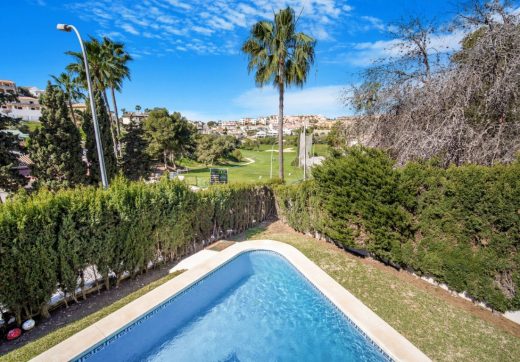 Spektakularna willa z trzema sypialniami położona na pierwszej linii pola golfowego w Riviera Del Sol; blisko plaży i lokalnych udogodnień