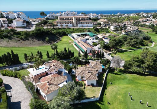 Spektakularna willa z trzema sypialniami położona na pierwszej linii pola golfowego w Riviera Del Sol; blisko plaży i lokalnych udogodnień