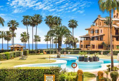 Luxury trzy sypialnie, na południe, naprzeciwko mieszkania na plaży w Granados Del Mar, Estepona