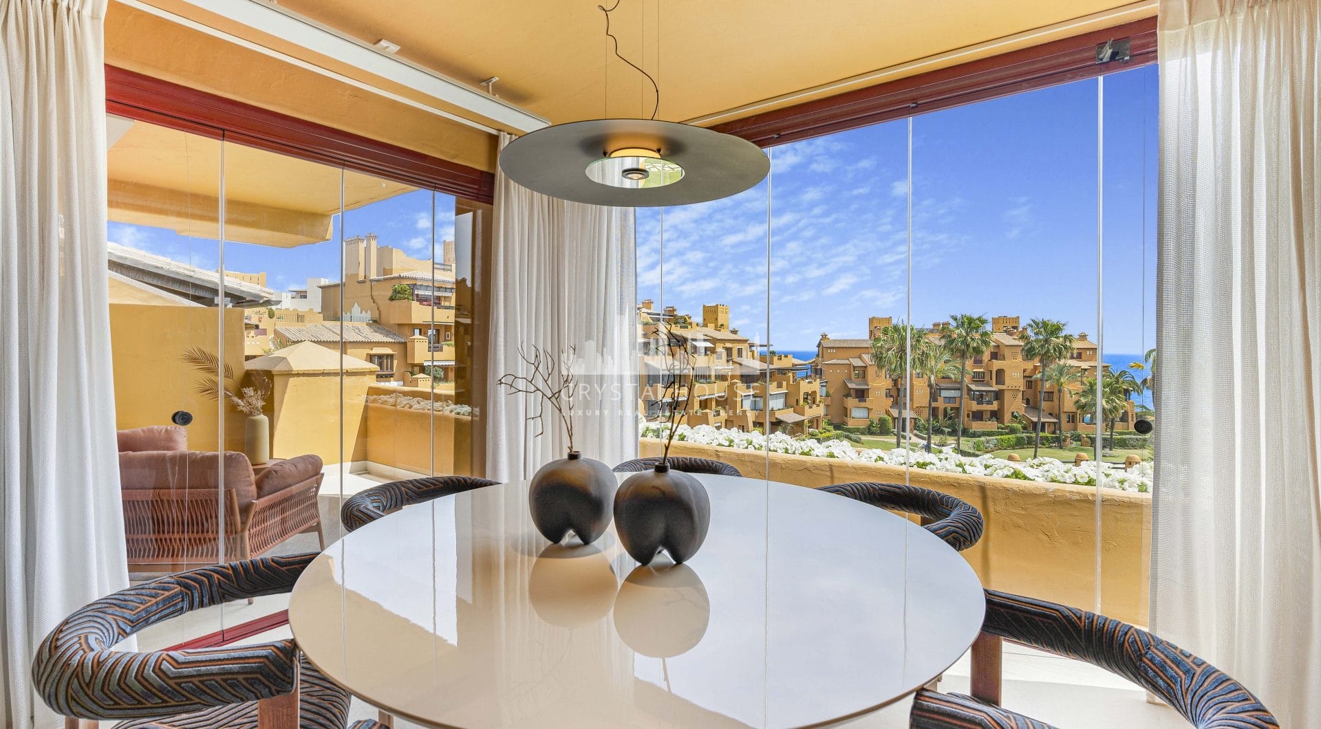 Luxury trzy sypialnie, na południe, naprzeciwko mieszkania na plaży w Granados Del Mar, Estepona