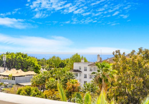 Superb na południe naprzeciwko trzech sypialniowych mieszkań w znanej i ufortyfikowanej miejscowości Marbella Real w sercu Golden Mile