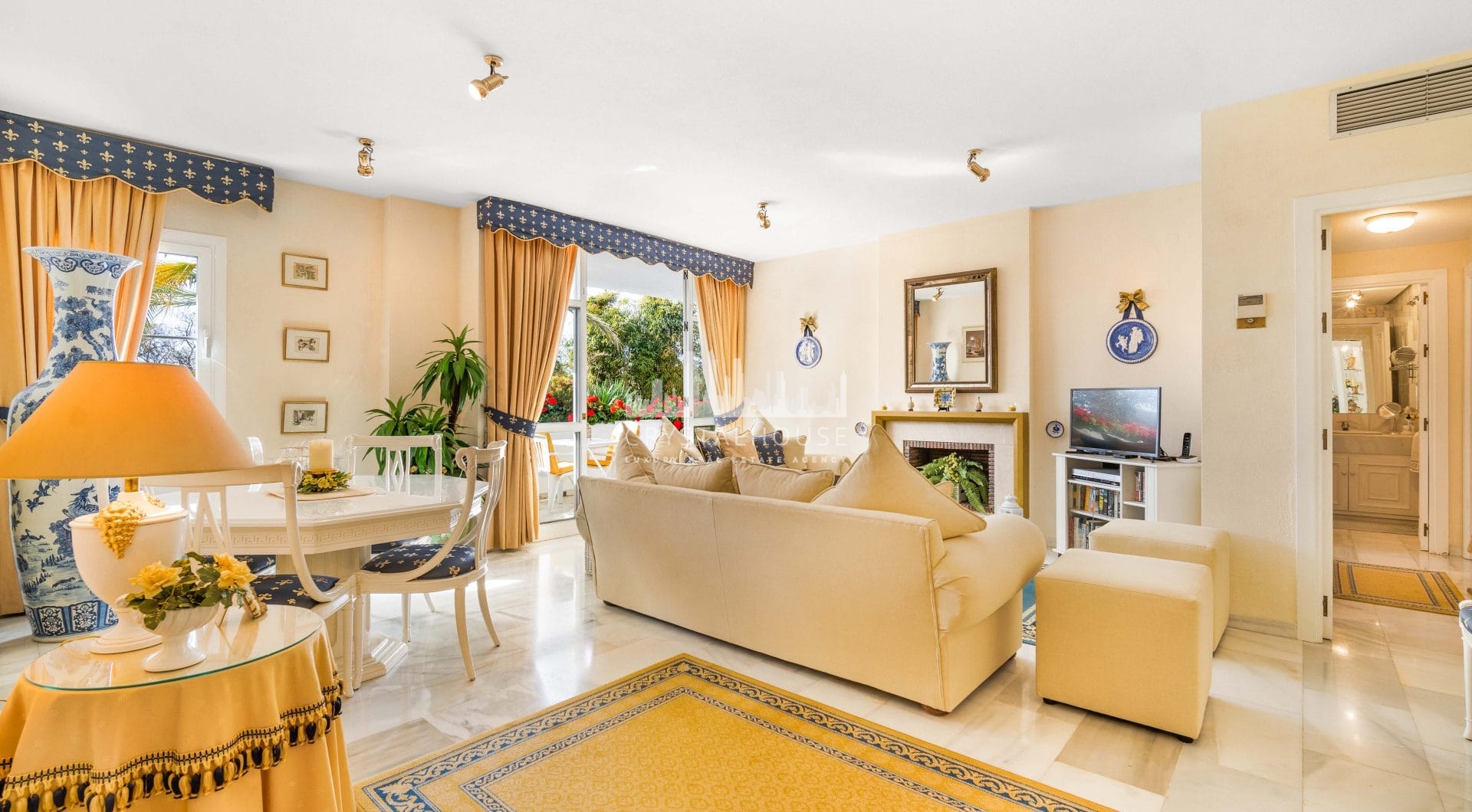 Superb na południe naprzeciwko trzech sypialniowych mieszkań w znanej i ufortyfikowanej miejscowości Marbella Real w sercu Golden Mile