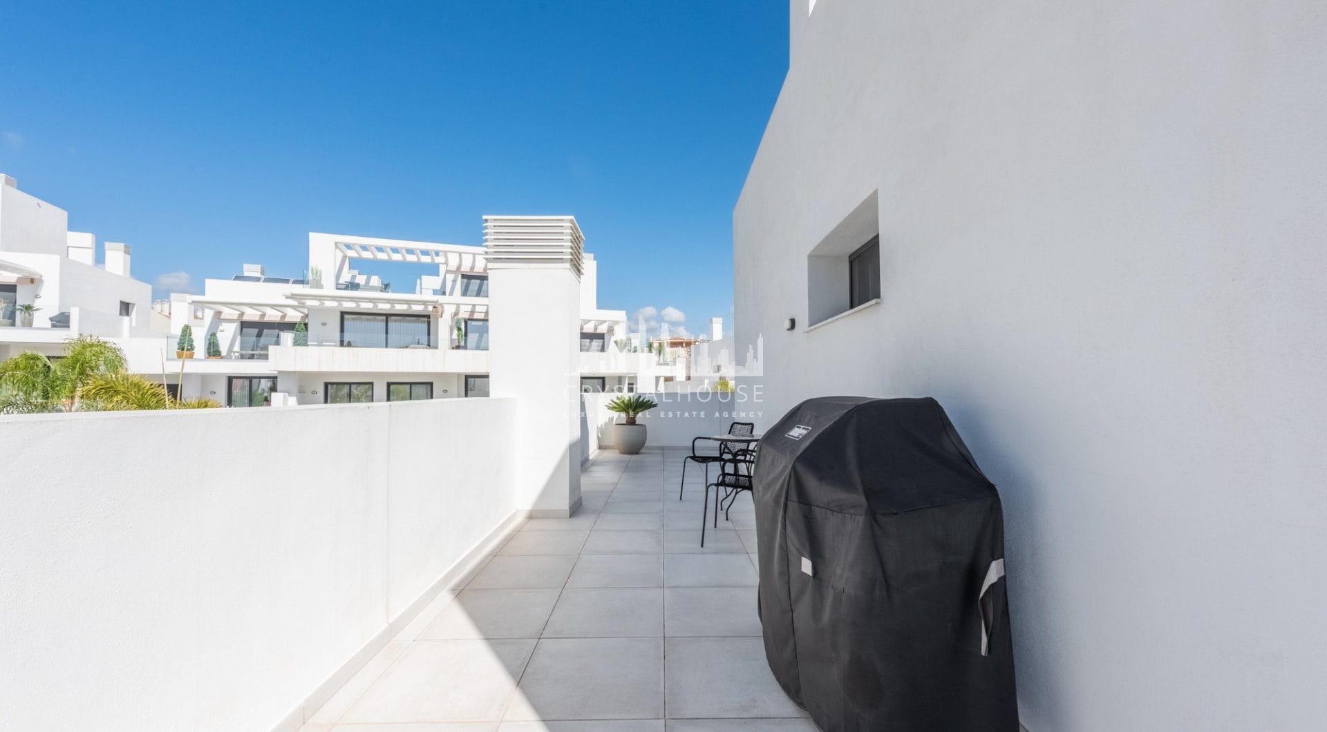 Wspaniały penthouse z ogromnym słonecznym tarasem w niedawno wybudowanym kompleksie Cortijo del Golf!