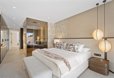 Spectacular four-bedroom, frontline beach duplex penthouse in La Morera, Reserva de Los Monteros – z niesamowitym widokiem morza