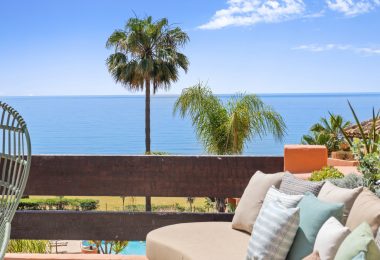 Spectacular four-bedroom, frontline beach duplex penthouse in La Morera, Reserva de Los Monteros – z niesamowitym widokiem morza