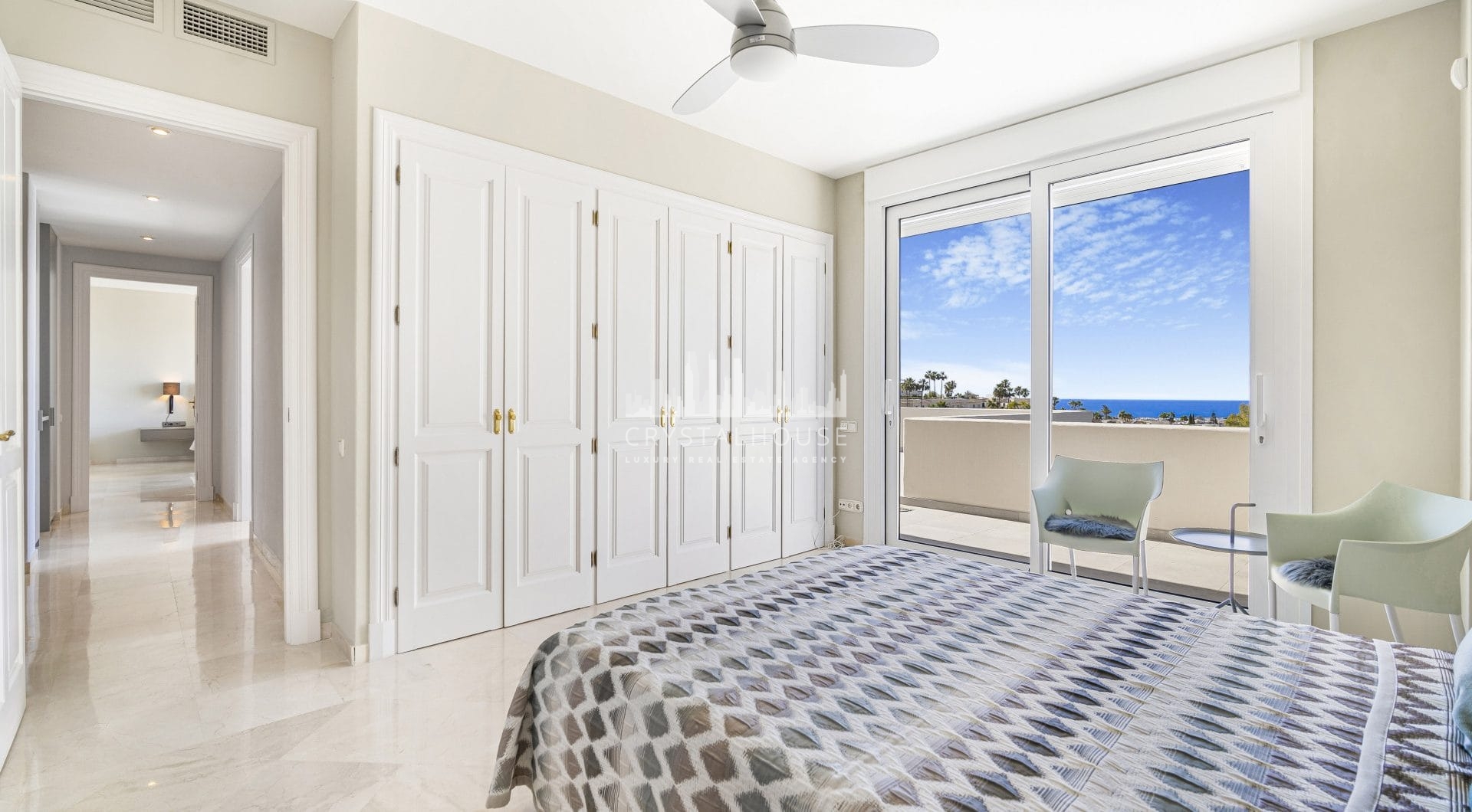 Niepokalane trzy sypialnie, na południe od willi w La Quinta, Benahavis, z zaskakującymi widokami morza