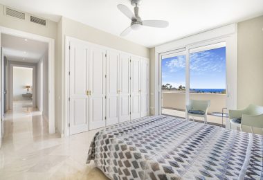 Niepokalane trzy sypialnie, na południe od willi w La Quinta, Benahavis, z zaskakującymi widokami morza