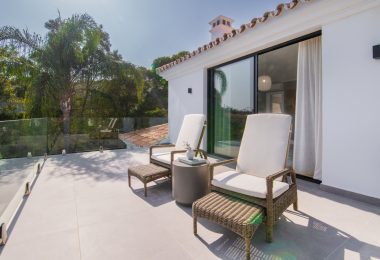 Beautiful Scandi-Mediterranean Style villa z wielkimi widokami położonymi blisko El Paraiso i Atalaya Golf. Bardzo stylizowany!