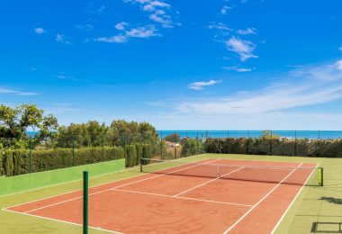Krajowa willa z panoramicznym widokiem morza i własnym dworem tenisowym położonym nad Estepona town!