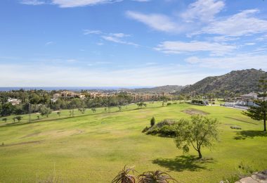 Wybitna czteropokojowa willa golfowa w Los Arqueros, Benahavis z morza i widokami górskimi
