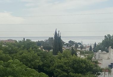 Przestronny dom w zabudowie szeregowej blisko wszystkich udogodnień w Water Gardens, Bel Air. Idealny do remontu!