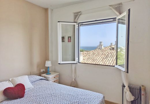 W dwóch salach penthouse zlokalizowanych w pierwszej lokalizacji Złotej Miley, Marbella z widokiem morza