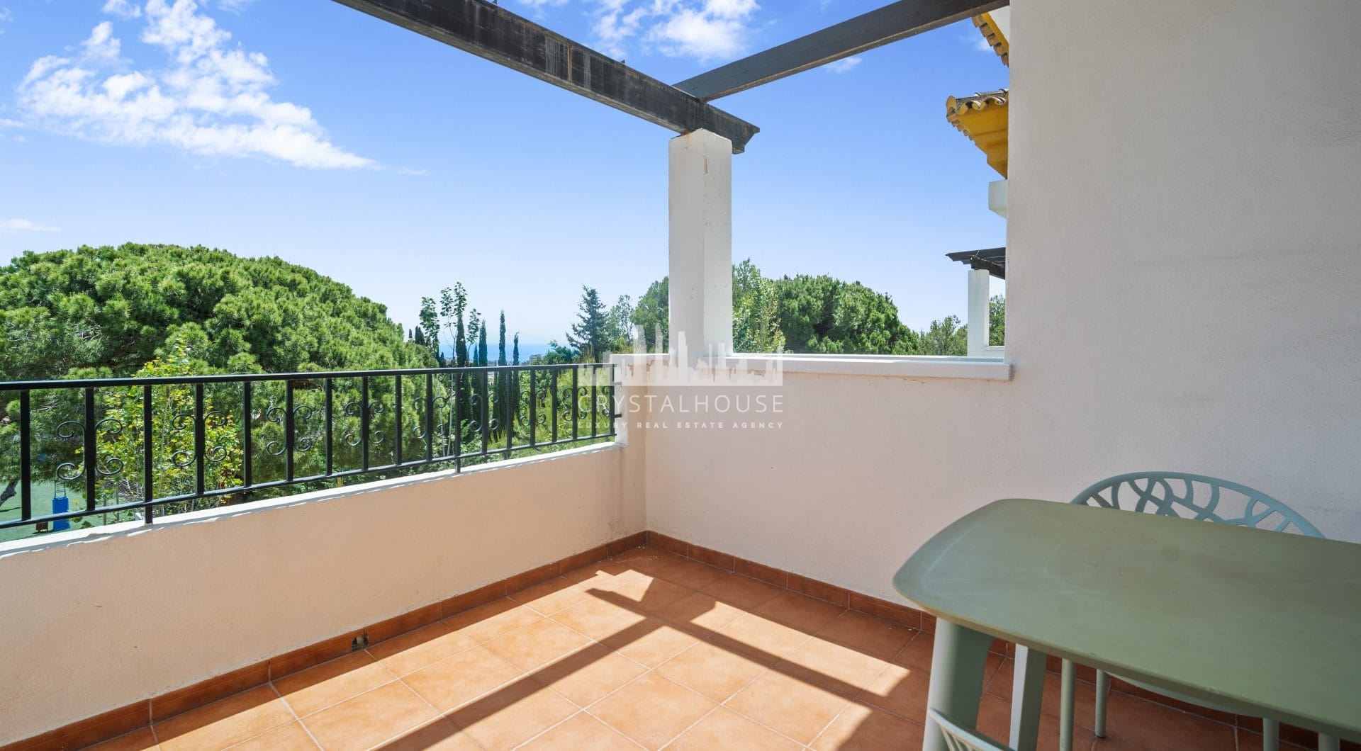 Superb three bedroom, na południowy wschód od duplex penthouse, w bramie miejskiej Los Pinos de Nagueles na Golden Miley Marbella