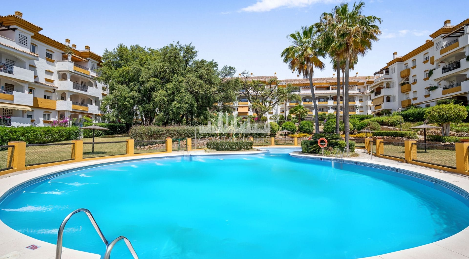 Superb three bedroom, na południowy wschód od duplex penthouse, w bramie miejskiej Los Pinos de Nagueles na Golden Miley Marbella