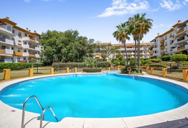 Superb three bedroom, na południowy wschód od duplex penthouse, w bramie miejskiej Los Pinos de Nagueles na Golden Miley Marbella