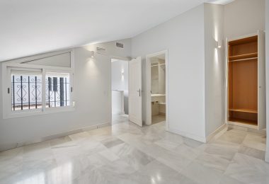 Superb three bedroom, na południowy wschód od duplex penthouse, w bramie miejskiej Los Pinos de Nagueles na Golden Miley Marbella