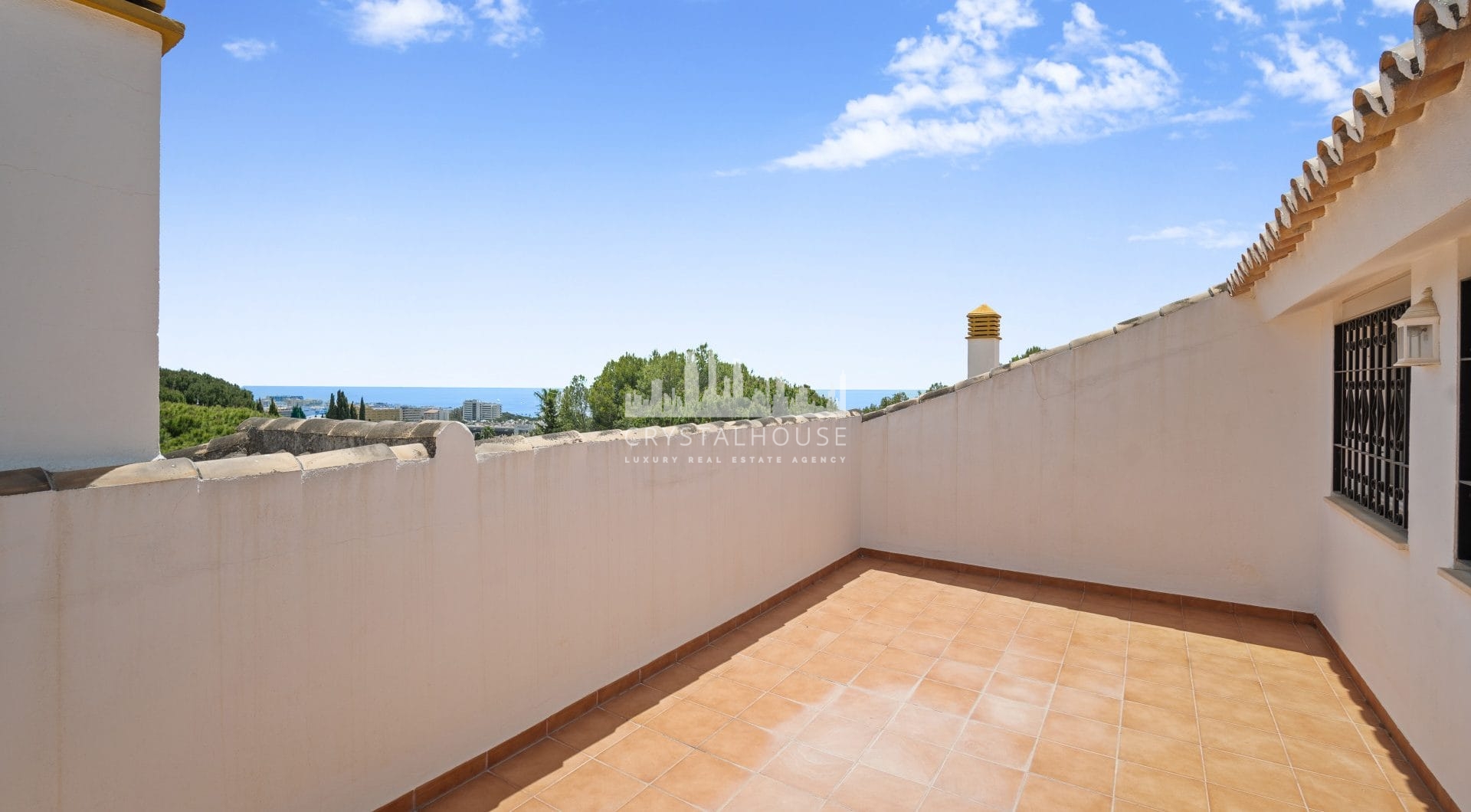 Superb three bedroom, na południowy wschód od duplex penthouse, w bramie miejskiej Los Pinos de Nagueles na Golden Miley Marbella