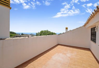 Superb three bedroom, na południowy wschód od duplex penthouse, w bramie miejskiej Los Pinos de Nagueles na Golden Miley Marbella