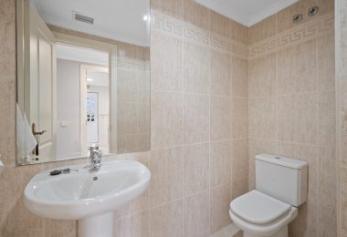 Superb three bedroom, na południowy wschód od duplex penthouse, w bramie miejskiej Los Pinos de Nagueles na Golden Miley Marbella